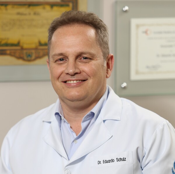 Dr. Eduardo Schulz - CRM/PR: 12480 - Endoscopia  e Cirurgia Geral 